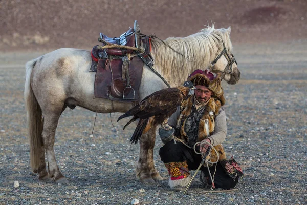 Sagsay Mongolië Sep 2017 Kazakh Eagle Hunter Berkutchi Met Paard — Stockfoto