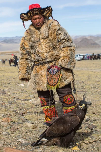 Olgiy 蒙古的 Sep 2017年 哈萨克鹰猎人的传统服装 与年度全国性比赛中与猛禽蒙古西部的 Berkutchi 在他胳膊上的金鹰 — 图库照片