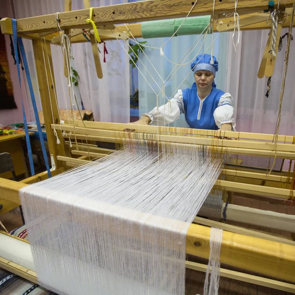 Vazhiny Leningrad Region Russia Dec 2017 Weaver While Working Textile — Stock Photo, Image