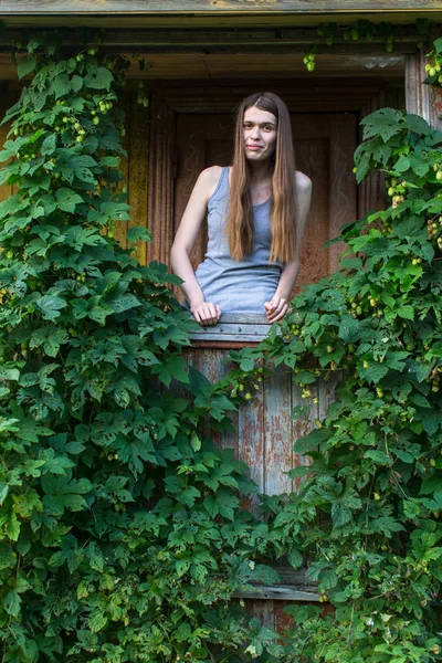 Splendida Giovane Donna Una Terrazza Verde Una Casa Campagna — Foto Stock