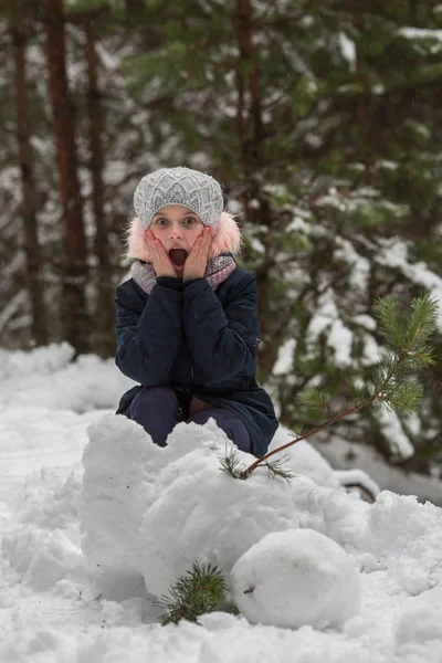 Menina Criança Boneco Neve Jogos Inverno Crianças — Fotografia de Stock