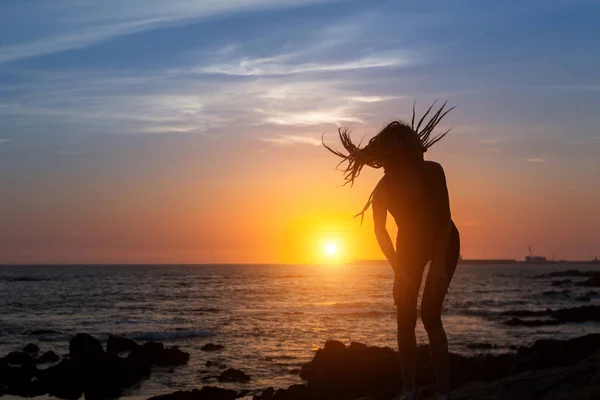 Silhouette Eines Flexiblen Mädchens Mit Dreadlocks Der Küste Des Ozeans — Stockfoto