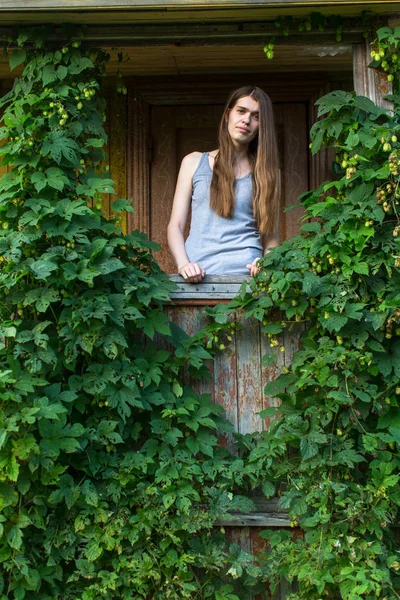 Junge Hübsche Frau Auf Der Veranda Eines Dorfhauses Grünen — Stockfoto