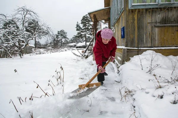 Mulher Idosa Limpa Neve Perto Sua Casa Aldeia — Fotografia de Stock