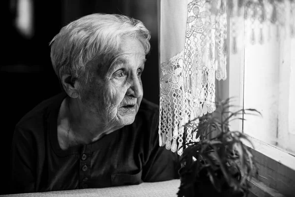 Пожилая Женщина Смотрит Грустно Окно — стоковое фото