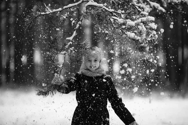 Bambina Inverno Neve Park Foto Bianco Nero — Foto Stock
