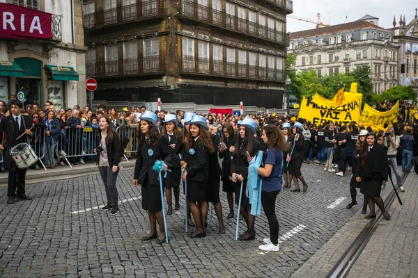 Porto Portugal Mayo 2017 Participantes Del Desfile Queima Das Fitas Imágenes de stock libres de derechos
