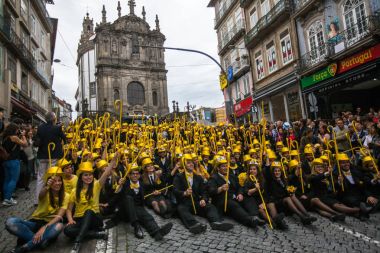 Porto, Portekiz - 9 Mayıs 2017: Queima Das Fitas Parade - Portekiz üniversiteleri öğrencilerinin geleneksel şenlik. Porto Queima için 1974 sonra yeniden doğmuş ilk Devrimi yapıldı..