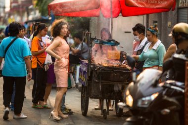 Bangkok, Tayland - 30 Mar 2016: Sokak gıda, şehrin merkezi bölgelerinden birinde canlı bir ticaret. Bangkok'ta 16.000 kayıtlı sokak satıcıları olduğunu.