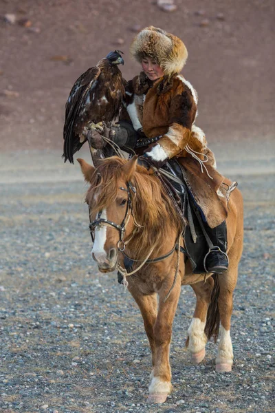 Sagsay Mongolia Sep 2017 Joven Cazador Águila Kazaja Mujer Berkutchi —  Fotos de Stock