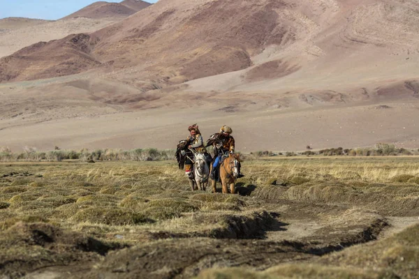 Sagsay Mongolia Września 2017 Kazachski Eagle Hunter Berkutchi Koniem Uczy — Zdjęcie stockowe