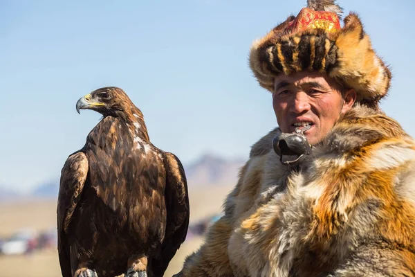 Bajan Ulgii Mongolia Września 2017 Kazachski Eagle Hunter Tradycyjną Odzież — Zdjęcie stockowe