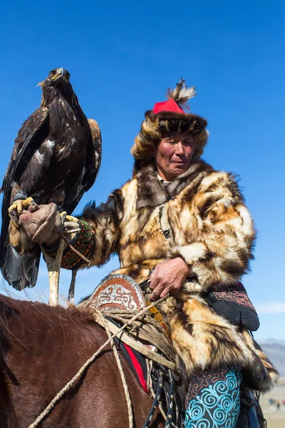 Ulgii 蒙古的 Sep 2017年 哈萨克鹰猎人的传统服装 兔子金鹰坚持他的手臂蒙古西部沙漠山打猎时 — 图库照片