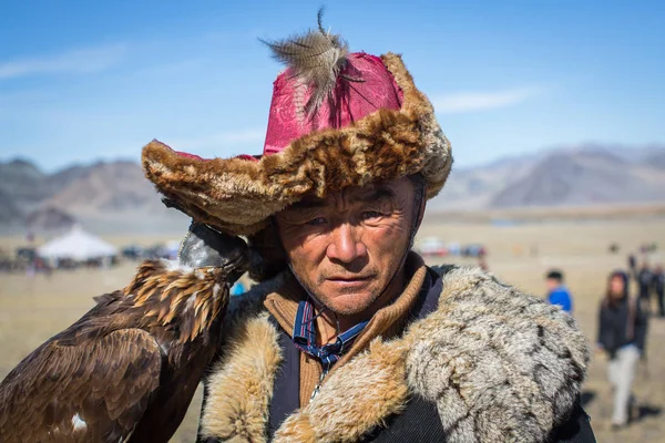 Olgiy Moğolistan Eyl 2017 Kazak Kartal Avcı Geleneksel Kıyafetleri Kuşları — Stok fotoğraf