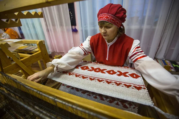 Vazhiny Leningrad Region Russia Dec 2017 Weaver While Working Textile — Stock Photo, Image