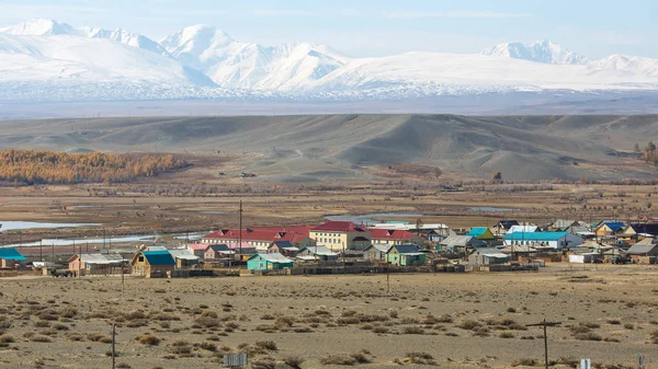 村庄在山的俄罗斯阿尔泰共和国的视图 — 图库照片
