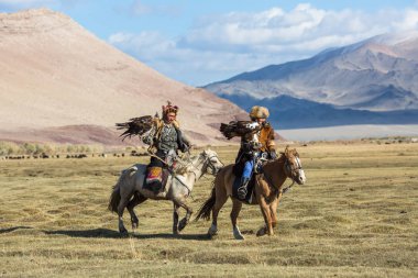 Sagsay, Moğolistan - 28 Eylül 2017: Bayan-Olgii Aymağı dağlarında bir Altın Kartallar ile tavşan kızı avcılık için kazak kartal Hunter (Berkutchi) atı ile öğretir. 