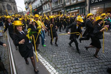Porto, Portekiz - 9 Mayıs 2017: Queima Das Fitas Parade - Portekiz üniversiteleri öğrencilerinin geleneksel şenlik. Porto Queima için 1974 sonra yeniden doğmuş ilk Devrimi yapıldı..