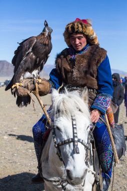 Olgiy, Moğolistan - Eyl 30, 2017: Kazak kartal avcı geleneksel kıyafetleri, kuşları 