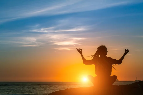 Sílhueta Mulher Ioga Meditação Sobre Oceano Durante Pôr Sol Incrível — Fotografia de Stock