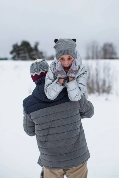 Kleines Mädchen Spielt Mit Papa Snowpark — Stockfoto