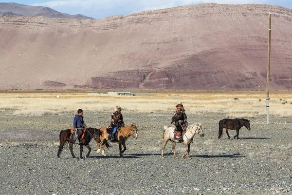 Sagsay Mongolia Września 2017 Eagle Hunters Tradycyjną Odzież Podczas Polowania — Zdjęcie stockowe