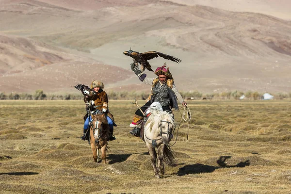 Sagsay Mongolie Sep 2017 Eagle Hunters Vêtements Traditionnels Tout Chassant — Photo