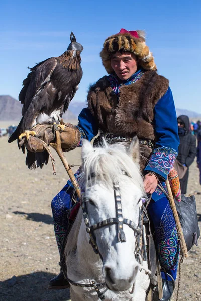 Olgiy モンゴル Sep 2017 カザフ イーグル ハンター伝統的な服 獲物の鳥西モンゴルの Berkutchi と毎年恒例の全国大会中に金色の鷲 — ストック写真