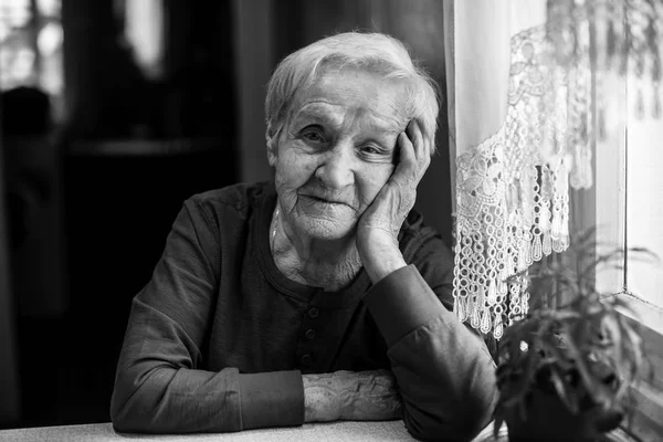 高齢者の女性の黒と白の肖像画 — ストック写真