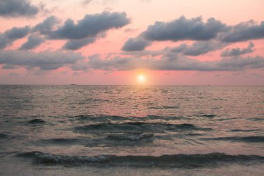 bulutlu bir denizde güzel gün batımı.