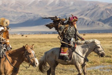 Sagsay, Moğolistan - 28 Eylül 2017: Kartal avcı kuşları ile tavşan içinde çöl Dağ Batı Moğolistan için avcılık genç kızı öğretir..