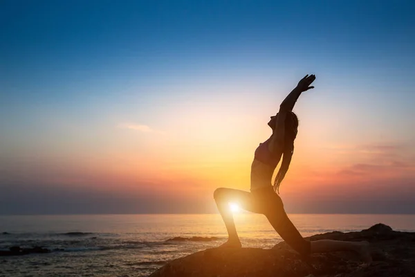 在日落时在海边健身 瑜伽女性剪影 — 图库照片
