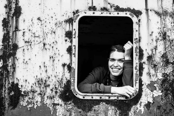 放棄された産業空間に若い女性の肖像画 — ストック写真