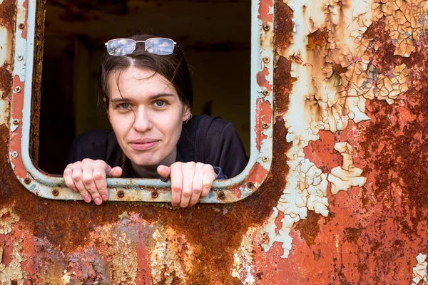 Portret Van Jonge Vrouw Verlaten Industriële Ruimte — Stockfoto