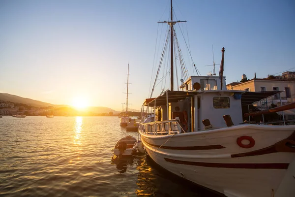 サロニコス湾のギリシャ語島のマリーナの美しい夕日 — ストック写真