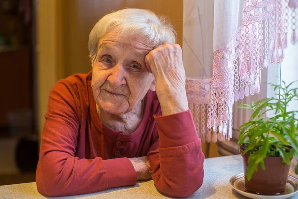 Äldre Gråhårig Kvinna Porträtt Sitter Vid Bordet — Stockfoto