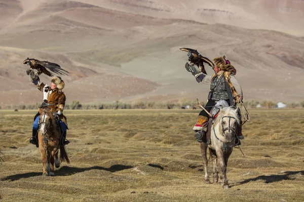 Sagsay Mongoliet Sep 2017 Eagle Hunter Lär Sin Unga Dotter — Stockfoto