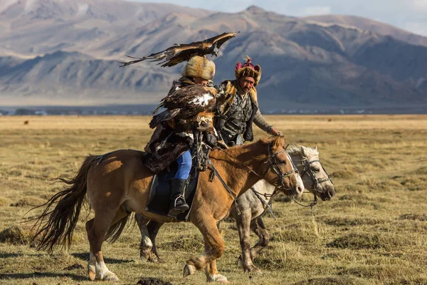 Sagsay Mongolia Sep 2017 Eagle Hunter Enseña Hija Pequeña Cazar — Foto de Stock