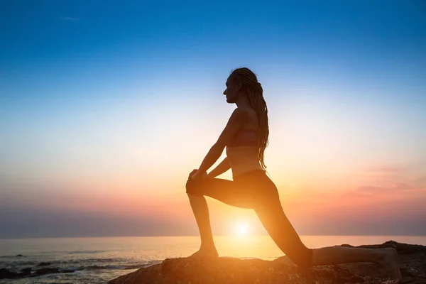 Silhouette Fitness Yoga Donna Sulla Costa Durante Tramonto Incredibile — Foto Stock