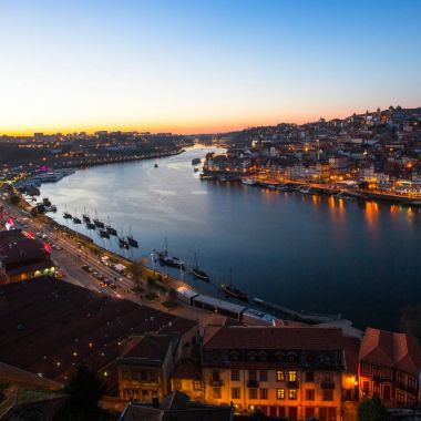 Douro Nehri üzerinde gece, Porto, Portekiz görüntülemek.