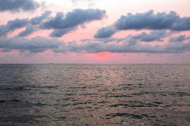 Alacakaranlıkta bulutlu havalarda deniz.