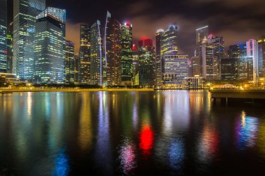 İş görünümlerini Marina Bay geceleri, Singapur bölge..