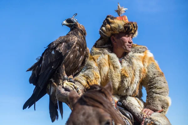 Bayan Ulgii Mongólia Sep 2017 Caçador Águia Roupas Tradicionais Enquanto — Fotografia de Stock