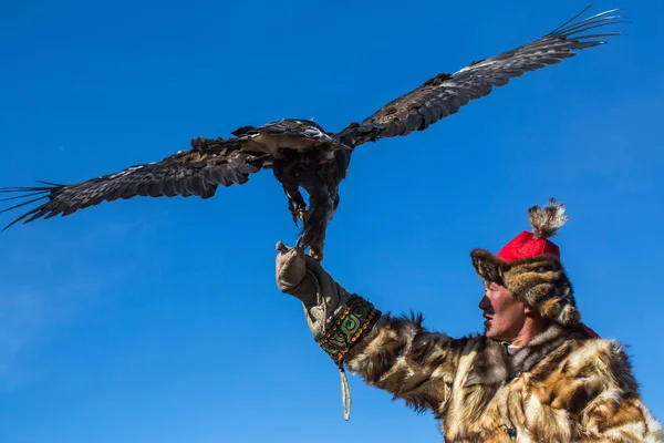 Bajan Ulgii Mongolia Września 2017 Eagle Hunter Tradycyjne Stroje Podczas — Zdjęcie stockowe