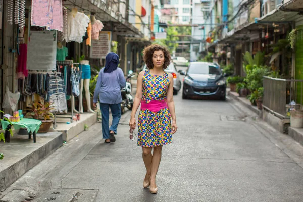 Jeune Femme Asiatique Marchant Dans Rue — Photo