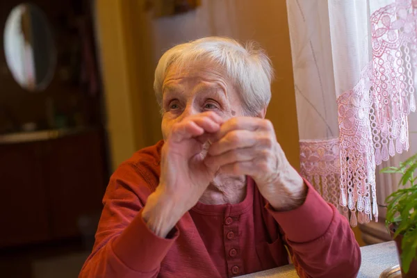 Пожилая Женщина Разговаривает Сидя Столом Доме — стоковое фото