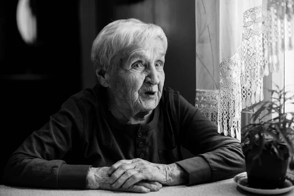 Mulher Idosa Conversando Sentada Mesa Casa Retrato Preto Branco — Fotografia de Stock