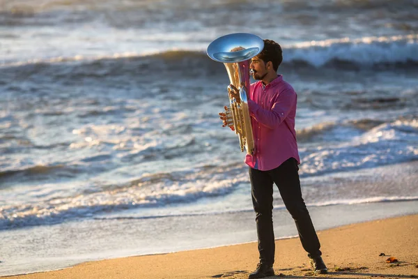 Man Trompet Spelen Oceaan Kust Tijdens Surf — Stockfoto