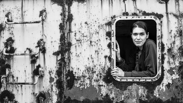 Portret Młodej Kobiety Oknie Obiektu Iron Porzucone Zardzewiały Czarno Białe — Zdjęcie stockowe