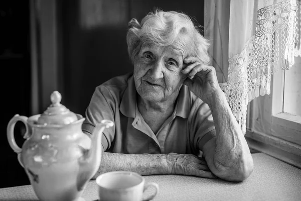 Retrato Mulher Idosa Bebendo Chá Mesa — Fotografia de Stock